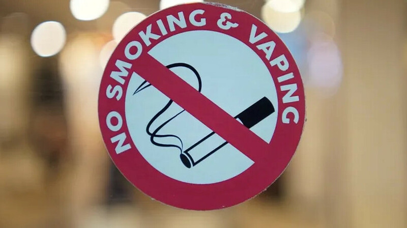Парламент Британии одобрил запрет продажи сигарет и вейпов родившимся после 1 января 2009 года
