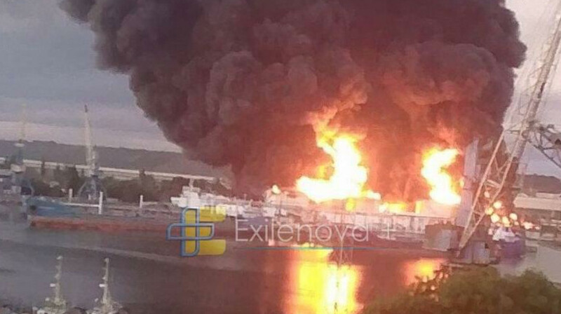 В оккупированной Керчи после ночной атаки горит нефтебаза, вспыхнул и порт "Кавказ"