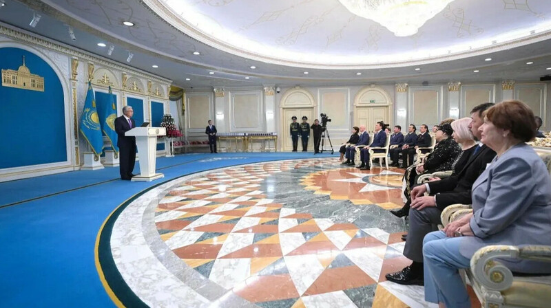 В Казахстане учредят медаль Шәмші Қалдаяқова и новое почётное звание для художников