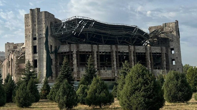 В Алматы обрушилась часть крыши Дворца студентов КазНУ