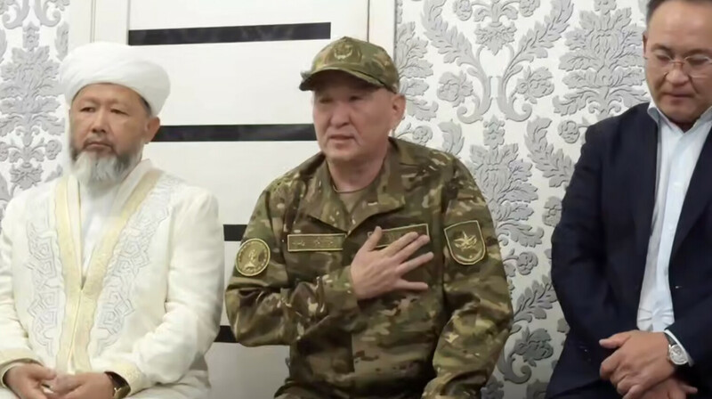 Глава Минобороны РК встретился с семьями погибших на Каспии военных