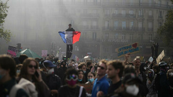 Во Франции на протесты вышли 550 тысяч человек, в городах начались погромы