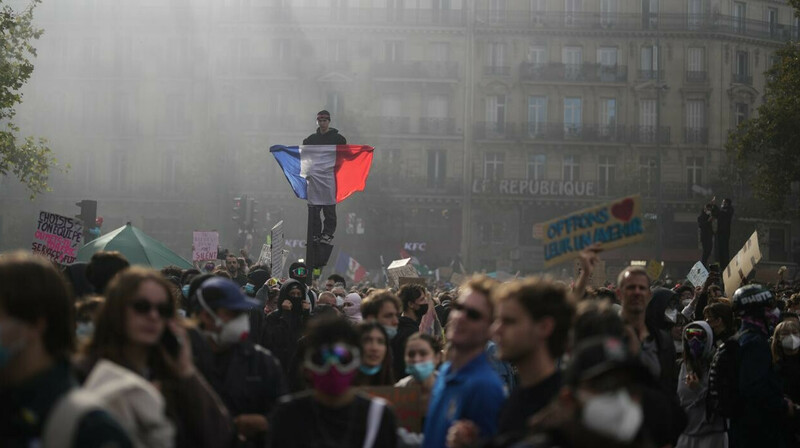 Во Франции на протесты вышли 550 тысяч человек, в городах начались погромы